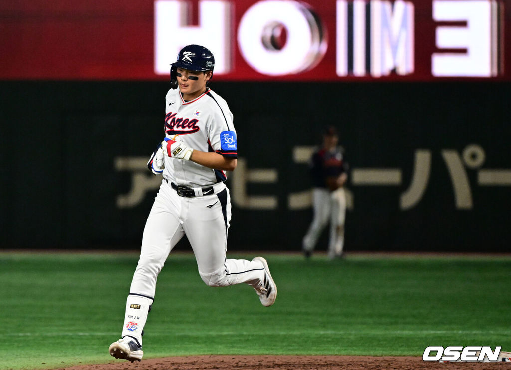 국 야구 대표팀이 극적인 무승부를 거두며 한일전 연패를 10연패에서 막았다. 한국은 16일 일본 도쿄도 도쿄돔에서 열린 ‘2025 NAVER K-BASEBALL SERIES’ 일본과의 2차전에서 7-7 무승부를 거뒀다. 2연전 시리즈 1무 1패를 기록한 한국은 2015년 프리미어12 준결승전 4-3 승리 이후 성인 대표팀 기준(아시안게임 제외) 한일전에서 10연패를 기록했지만 처음으로 무승부를 만드는데 성공했다.9회말 2사에서 대한민국 김주원이 우중월 솔로 홈런을 치고 그라운드를 돌고 있다. 2025.11.16 /cej@osen.co.kr