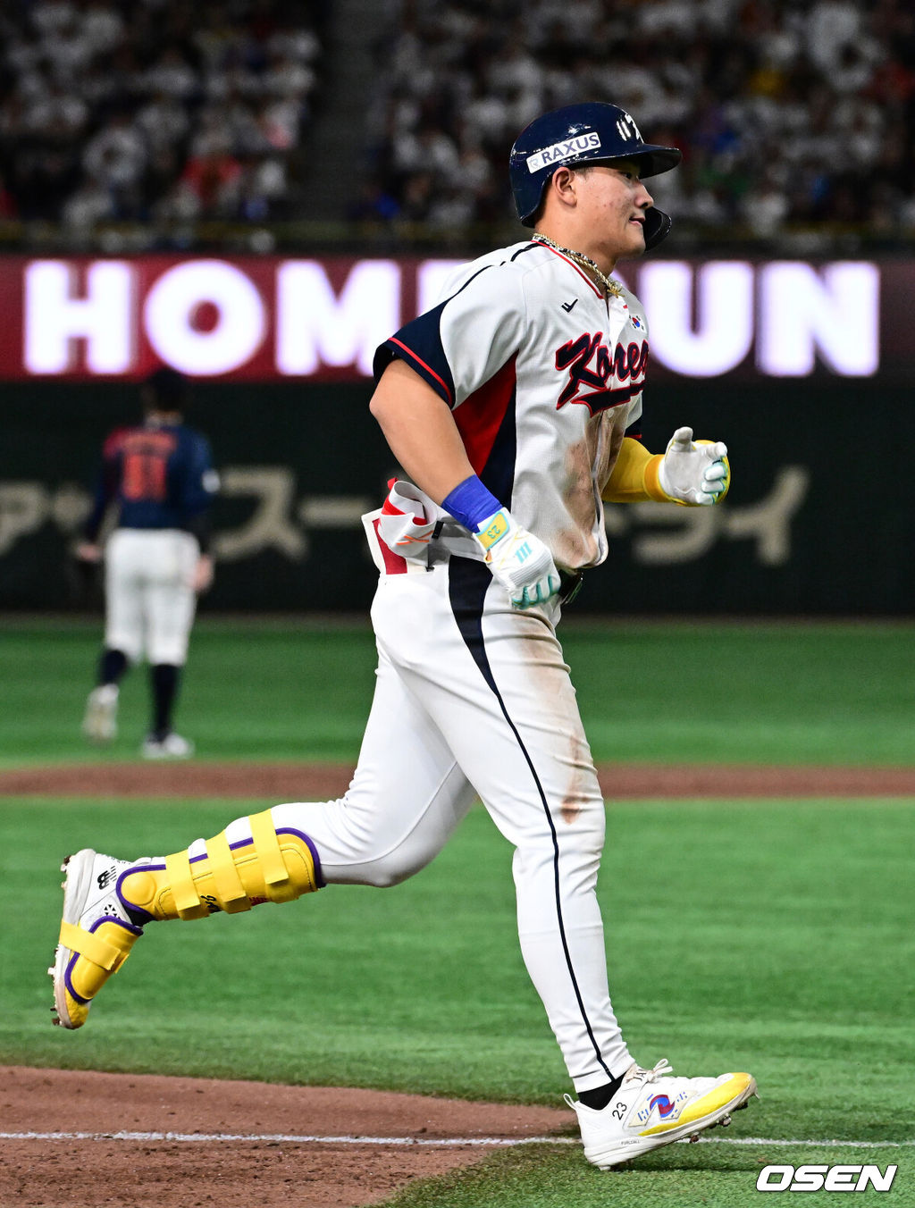 16일 오후 일본 도쿄돔에서  ‘2025 NAVER K-BASEBALL SERIES’ 대한민국과 일본의 2차전 경기가 열렸다.한국은 정우주, 일본은 카네마루 유메토를 선발투수로 내세웠다.8회말 1사에서 대한민국 안현민이 좌중월 솔로 홈런을 치고 그라운드를 돌고 있다. 2025.11.16 /cej@osen.co.kr