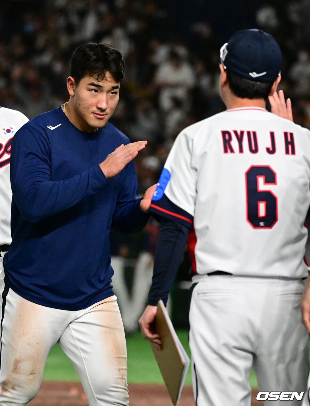 한국 야구 대표팀이 극적인 무승부를 거두며 한일전 연패를 10연패에서 막았다. 한국은 16일 일본 도쿄도 도쿄돔에서 열린 ‘2025 NAVER K-BASEBALL SERIES’ 일본과의 2차전에서 7-7 무승부를 거뒀다. 2연전 시리즈 1무 1패를 기록한 한국은 2015년 프리미어12 준결승전 4-3 승리 이후 성인 대표팀 기준(아시안게임 제외) 한일전에서 10연패를 기록했지만 처음으로 무승부를 만드는데 성공했다.안현민이 경기 종료 후 류지현 감독과 하이파이브를 하고 있다. 2025.11.16 /cej@osen.co.kr