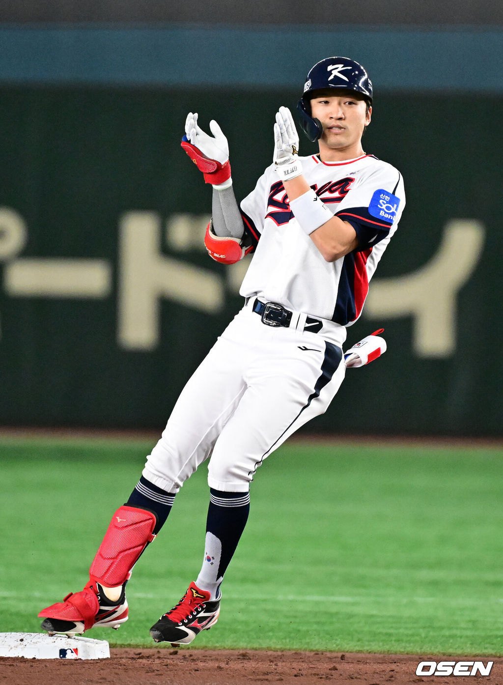 16일 오후 일본 도쿄돔에서  ‘2025 NAVER K-BASEBALL SERIES’ 대한민국과 일본의 2차전 경기가 열렸다.한국은 정우주, 일본은 카네마루 유메토를 선발투수로 내세웠다.3회말 무사 1루에서 대한민국 박해민이 좌전 2루타를 치고 환호하고 있다. 2025.11.16 /cej@osen.co.kr