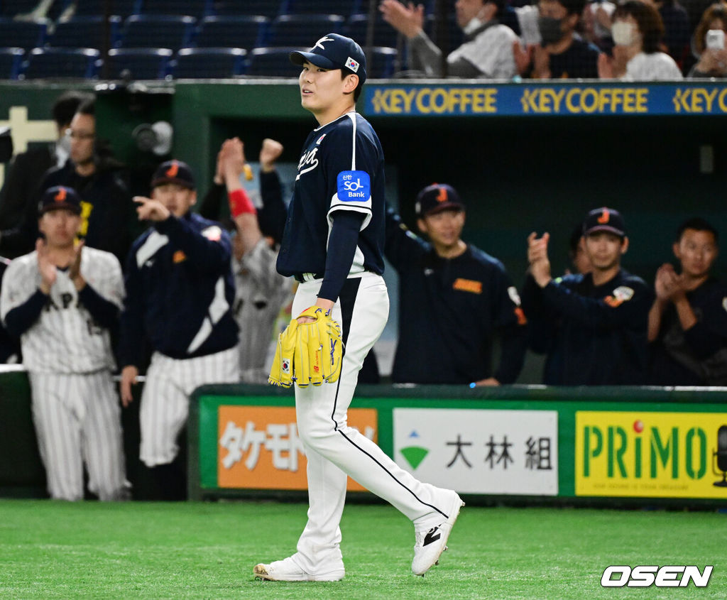 15일 일본 도쿄돔에서 ‘2025 NAVER K-BASEBALL SERIES’ 대한민국과 일본의 1차전 경기가 열렸다.한국은 곽빈, 일본은 소타니 류헤이를 선발투수로 내세웠다.5회말 무사 만루에서 대한민국 성영탁이 일본 사카모토에게 투수 앞 내야안타로 실점하며 아쉬워하고 있다. 2025.11.15. /cej@osen.co.kr