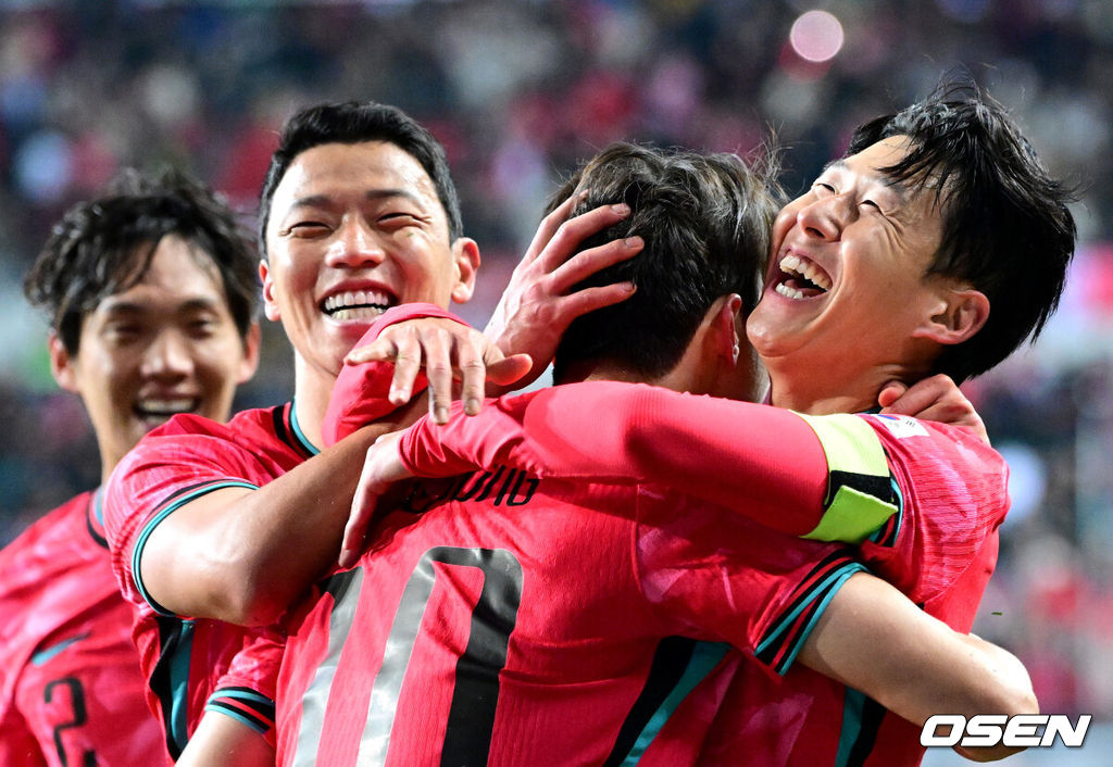 1년 8개월 만에 대표팀으로 돌아온 조규성이 골맛을 봤다. 손흥민도 프리킥 득점으로 한국을 승리로 이끌었다.홍명보 감독이 이끄는 한국축구대표팀(FIFA 랭킹 22위)은 14일 대전월드컵경기장에서 볼리비아(76위)와 11월 A매치 1차전을 치러 2-0으로 승리했다. 후반 한국 손흥민이 프리킥 선제골을 작렬시킨 뒤 동료들과 기뻐하고 있다. 2025.11.14 / dreamer@osen.co.kr