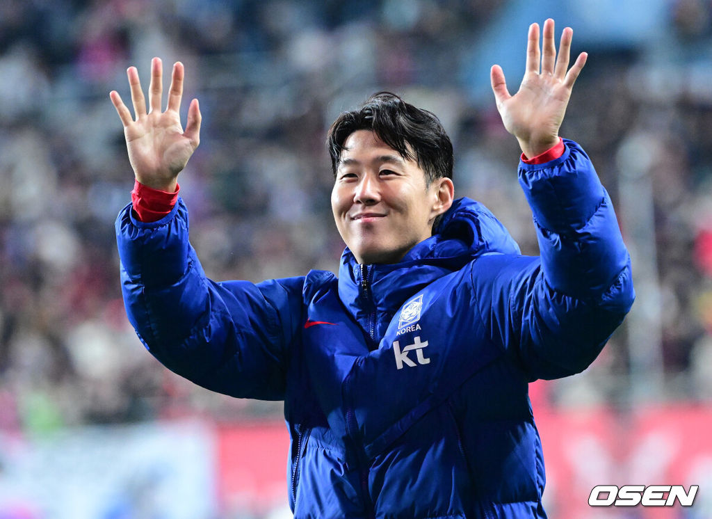 1년 8개월 만에 대표팀으로 돌아온 조규성이 골맛을 봤다. 손흥민도 프리킥 득점으로 한국을 승리로 이끌었다.홍명보 감독이 이끄는 한국축구대표팀(FIFA 랭킹 22위)은 14일 대전월드컵경기장에서 볼리비아(76위)와 11월 A매치 1차전을 치러 2-0으로 승리했다. 경기를 마치고 승리한 한국 손흥민이 팬들에게 인사하고 있다. 2025.11.14 / dreamer@osen.co.kr
