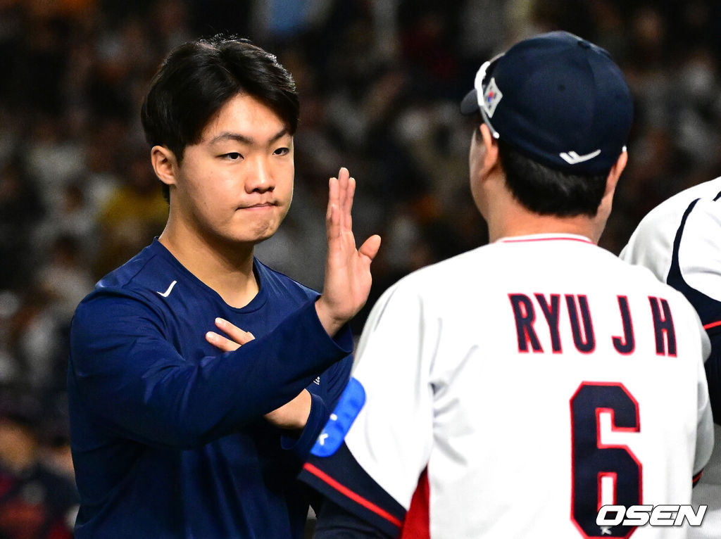 대한민국 야구 대표팀이 극적인 무승부를 거두며 한일전 연패를 10연패에서 막았다. 한국은 16일 일본 도쿄도 도쿄돔에서 열린 ‘2025 NAVER K-BASEBALL SERIES’ 일본과의 2차전에서 7-7 무승부를 거뒀다. 2연전 시리즈 1무 1패를 기록한 한국은 2015년 프리미어12 준결승전 4-3 승리 이후 성인 대표팀 기준(아시안게임 제외) 한일전에서 10연패를 기록했지만 처음으로 무승부를 만드는데 성공했다.경기 종료 후 대한민국 정우주가 류지현 감독과 하이파이브를 하고 있다. 2025.11.16 /cej@osen.co.kr
