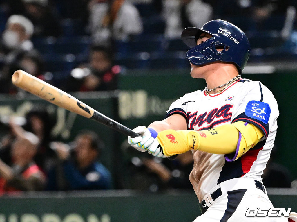 16일 오후 일본 도쿄돔에서  ‘2025 NAVER K-BASEBALL SERIES’ 대한민국과 일본의 2차전 경기가 열렸다.한국은 정우주, 일본은 카네마루 유메토를 선발투수로 내세웠다.8회말 1사에서 대한민국 안현민이 좌중월 솔로 홈런을 치고 있다. 2025.11.16 /cej@osen.co.kr