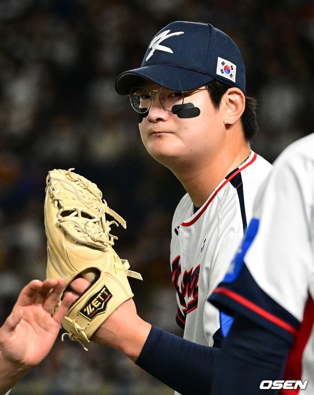 대한민국 야구 대표팀이 극적인 무승부를 거두며 한일전 연패를 10연패에서 막았다. 한국은 16일 일본 도쿄도 도쿄돔에서 열린 ‘2025 NAVER K-BASEBALL SERIES’ 일본과의 2차전에서 7-7 무승부를 거뒀다. 2연전 시리즈 1무 1패를 기록한 한국은 2015년 프리미어12 준결승전 4-3 승리 이후 성인 대표팀 기준(아시안게임 제외) 한일전에서 10연패를 기록했지만 처음으로 무승부를 만드는데 성공했다.9회초 수비를 마친 대한민국 김서현이 동료들과 하이파이브를 나누고 있다. 2025.11.16 /cej@osen.co.kr