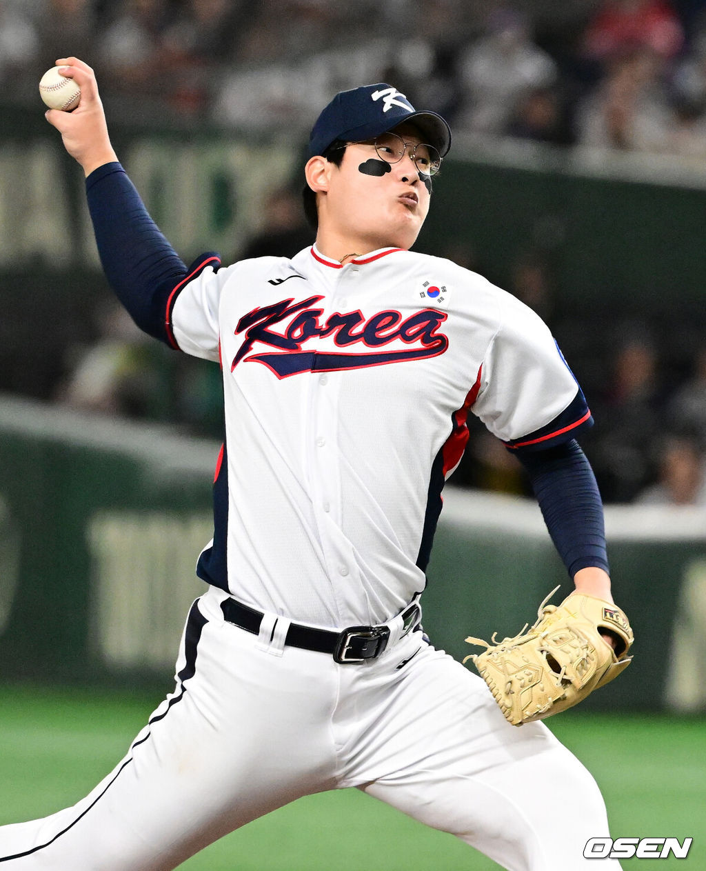 16일 오후 일본 도쿄돔에서  ‘2025 NAVER K-BASEBALL SERIES’ 대한민국과 일본의 2차전 경기가 열렸다.한국은 정우주, 일본은 카네마루 유메토를 선발투수로 내세웠다.9회초 무사에서 대한민국 김서현이 역투하고 있다. 2025.11.16 /cej@osen.co.kr