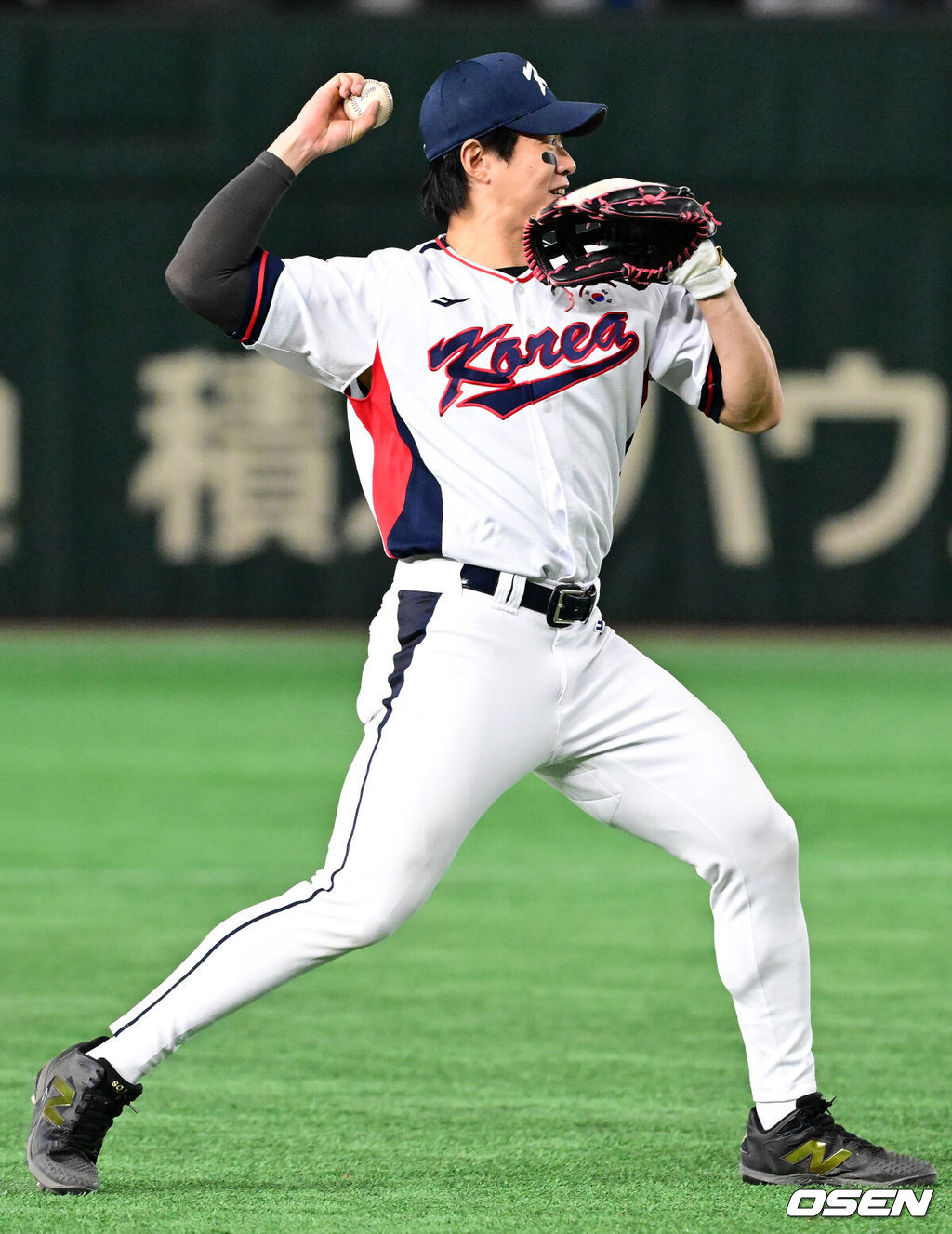 16일 오후 일본 도쿄돔에서  ‘2025 NAVER K-BASEBALL SERIES’ 대한민국과 일본의 2차전 경기가 열렸다.한국은 정우주, 일본은 카네마루 유메토를 선발투수로 내세웠다.6회초 2사에서 대한민국 송성문이 일본 모리시타 쇼타를 파울 플라이로 처리하고 있다. 2025.11.16 /cej@osen.co.kr