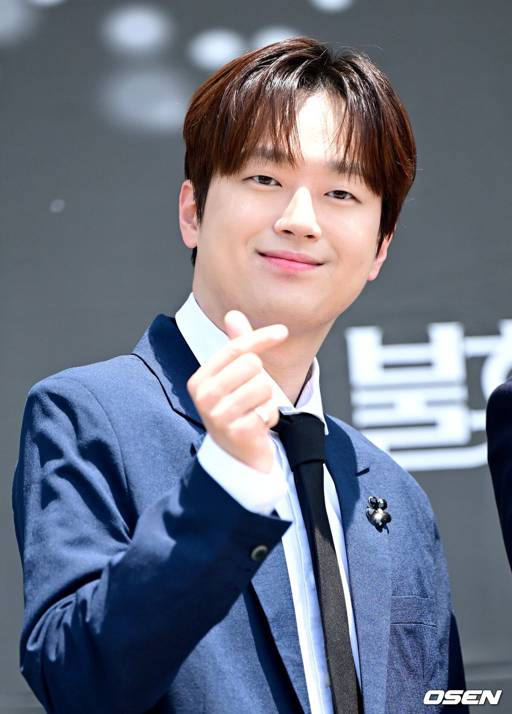 23일 인천 남동체육관에서 KBS 2TV '불후의 명곡' 2025 상반기 왕중왕전 레드카펫이 진행됐다.이번 왕중왕전에는 조째즈, 라포엠, 신승태&최수호, 손태진&전유진, 정준일, 알리, 소향, 허용별, 이승기&이홍기, 최정원&손승연 등이 참가한다.가수 이찬원이 포토타임을 하고 있다. 2025.06.23 / dreamer@osen.co.kr