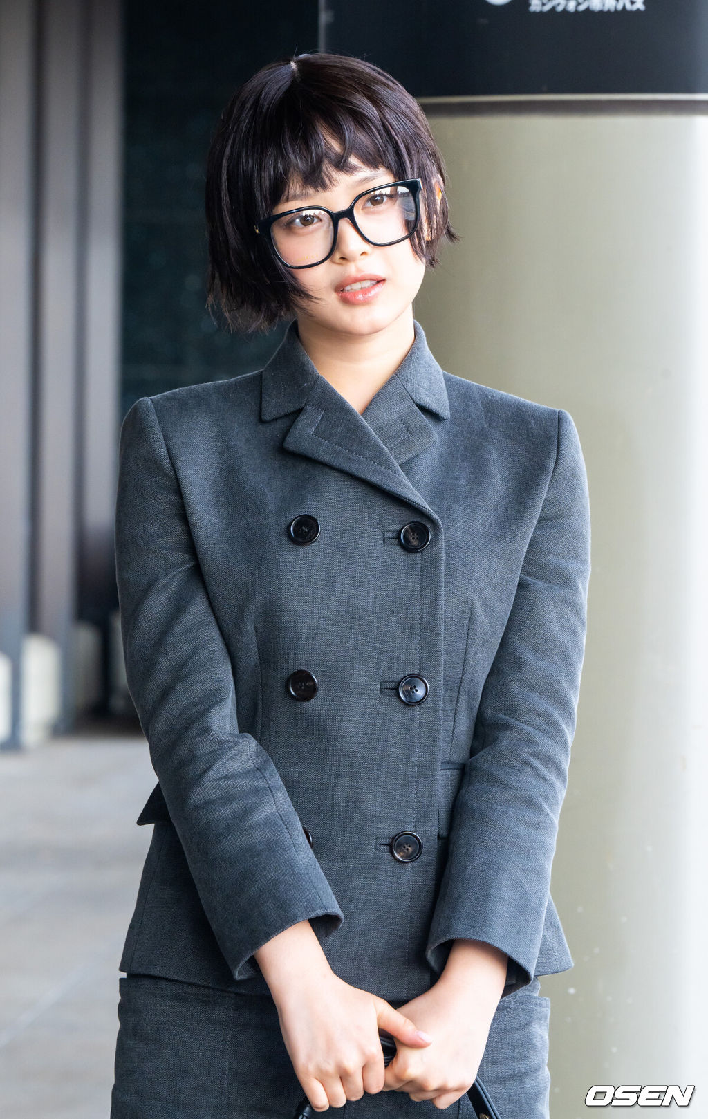 뉴진스 멤버 하니가 19일 오후 김포국제공항을 통해 해외 일정 참석차 출국했다.뉴진스는 올해 더블 싱글 'How Sweet'와 일본 데뷔 싱글 'Supernatural'로 한국과 일본에서 종횡무진 활약했다. 뉴진스 하니가 출국에 앞서 포즈를 취하고 있다.  2024.11.19 / soul1014@osen.co.kr