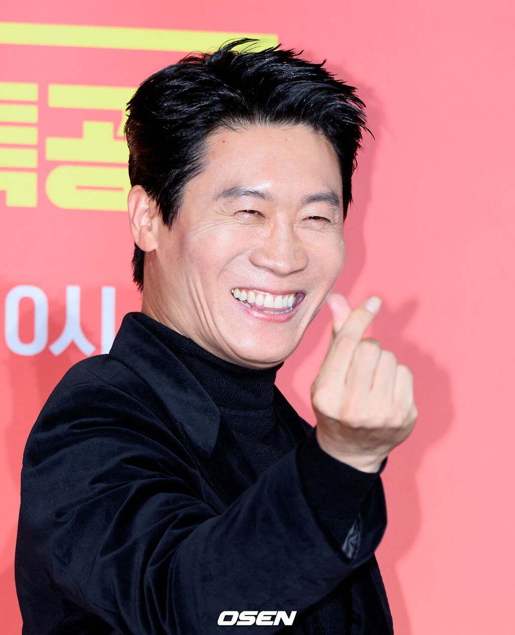 17일 오후 서울 광진구 풀만 앰버서더 서울 이스트폴에서 쿠팡플레이 X 지니 TV 오리지널 시리즈 'UDT: 우리 동네 특공대' 제작발표회가 열렸다.‘UDT: 우리 동네 특공대’는 나라를 지키기 위해서도 아니요, 지구평화엔 더더욱 관심 없는 오직 내 가족과 우리 동네를 위해 뭉친 예비역 특공대의 유쾌하고 짜릿한 이야기다.배우 진선규가 포토타임을 가지고 있다. 2025.11.17 /sunday@osen.co.kr