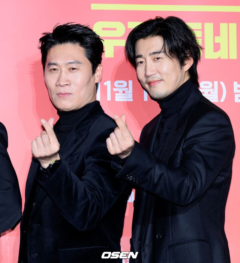 배우 진선규와 윤계상이 포토타임을 가지고 있다. 2025.11.17 /sunday@osen.co.kr