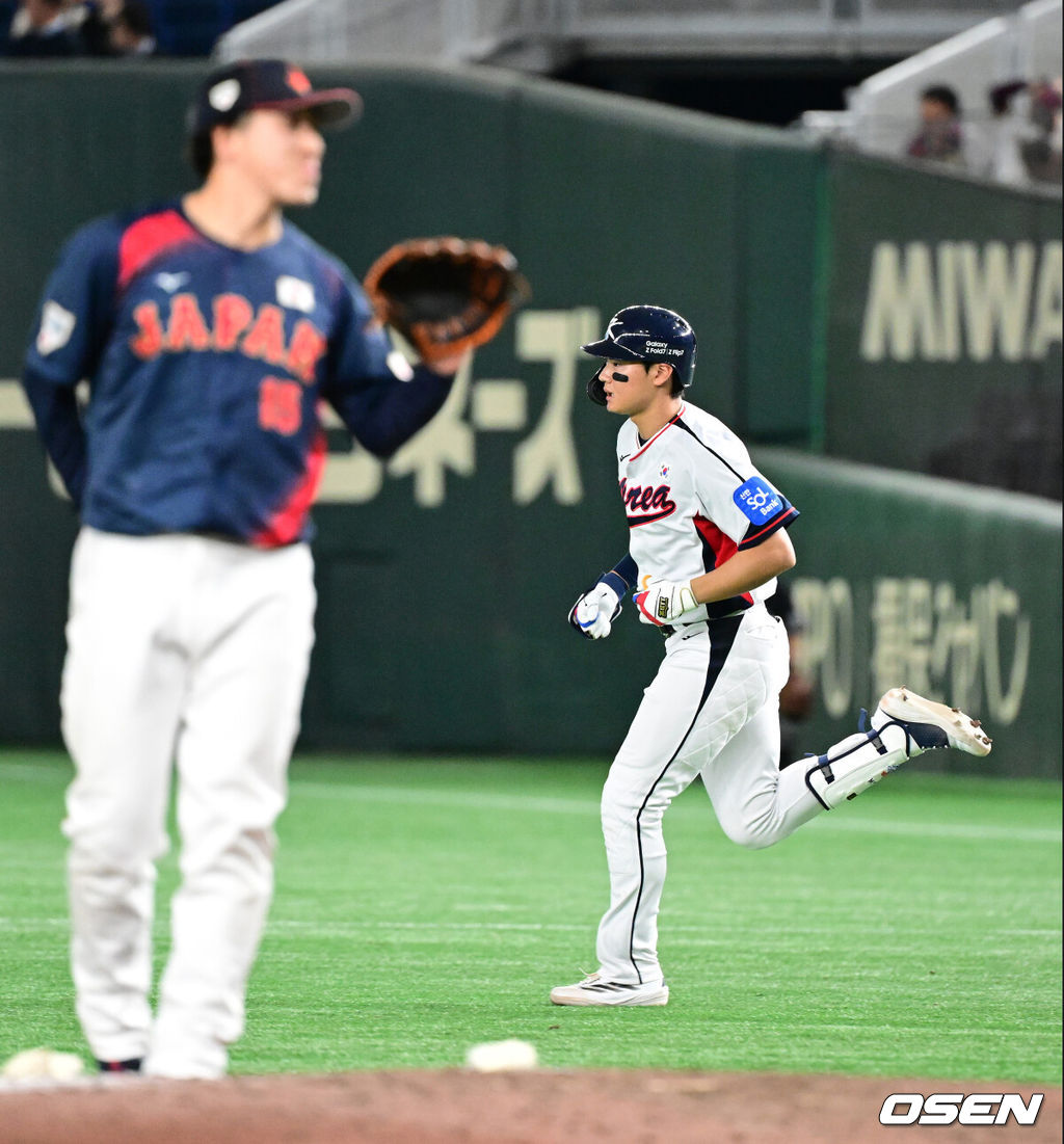 대한민국 야구 대표팀이 극적인 무승부를 거두며 한일전 연패를 10연패에서 막았다. 한국은 16일 일본 도쿄도 도쿄돔에서 열린 ‘2025 NAVER K-BASEBALL SERIES’ 일본과의 2차전에서 7-7 무승부를 거뒀다. 2연전 시리즈 1무 1패를 기록한 한국은 2015년 프리미어12 준결승전 4-3 승리 이후 성인 대표팀 기준(아시안게임 제외) 한일전에서 10연패를 기록했지만 처음으로 무승부를 만드는데 성공했다.9회말 2사에서 대한민국 김주원이 우중월 솔로 홈런을 치고 그라운드를 돌고 있다. 2025.11.16 /cej@osen.co.kr