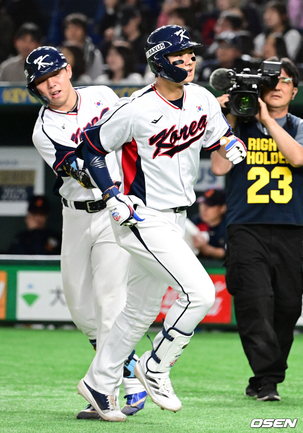 16일 오후 일본 도쿄돔에서  ‘2025 NAVER K-BASEBALL SERIES’ 대한민국과 일본의 2차전 경기가 열렸다.한국은 정우주, 일본은 카네마루 유메토를 선발투수로 내세웠다.9회말 2사에서 대한민국 김주원이 우중월 솔로 홈런을 치고 홈을 밟고 있다. 2025.11.16 /cej@osen.co.kr
