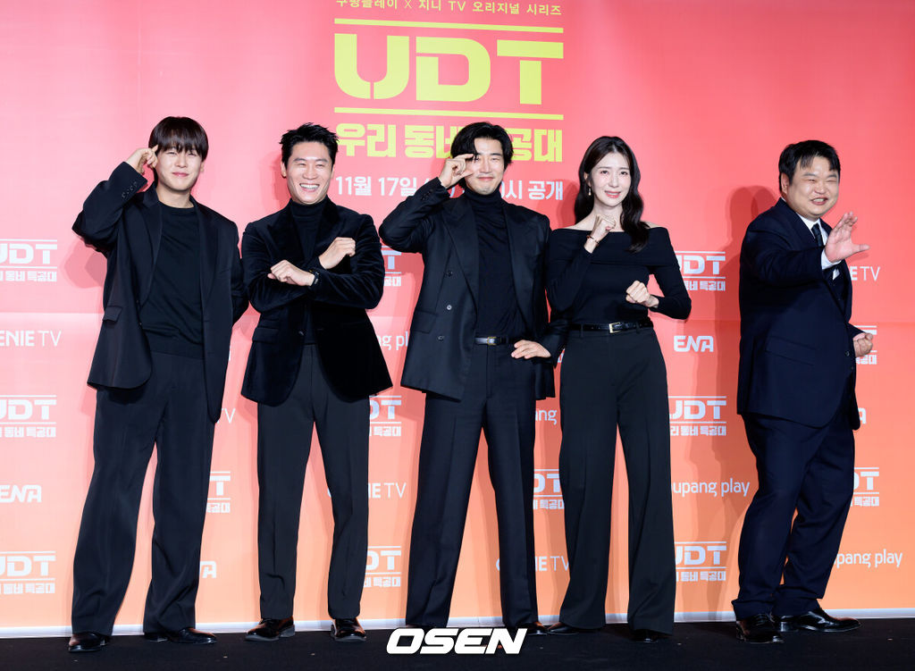 17일 오후 서울 광진구 풀만 앰버서더 서울 이스트폴에서 쿠팡플레이 X 지니 TV 오리지널 시리즈 'UDT: 우리 동네 특공대' 제작발표회가 열렸다.‘UDT: 우리 동네 특공대’는 나라를 지키기 위해서도 아니요, 지구평화엔 더더욱 관심 없는 오직 내 가족과 우리 동네를 위해 뭉친 예비역 특공대의 유쾌하고 짜릿한 이야기다.배우 이정하, 진선규, 윤계상, 김지현, 고규필이 포토타임을 가지고 있다. 2025.11.17 /sunday@osen.co.kr