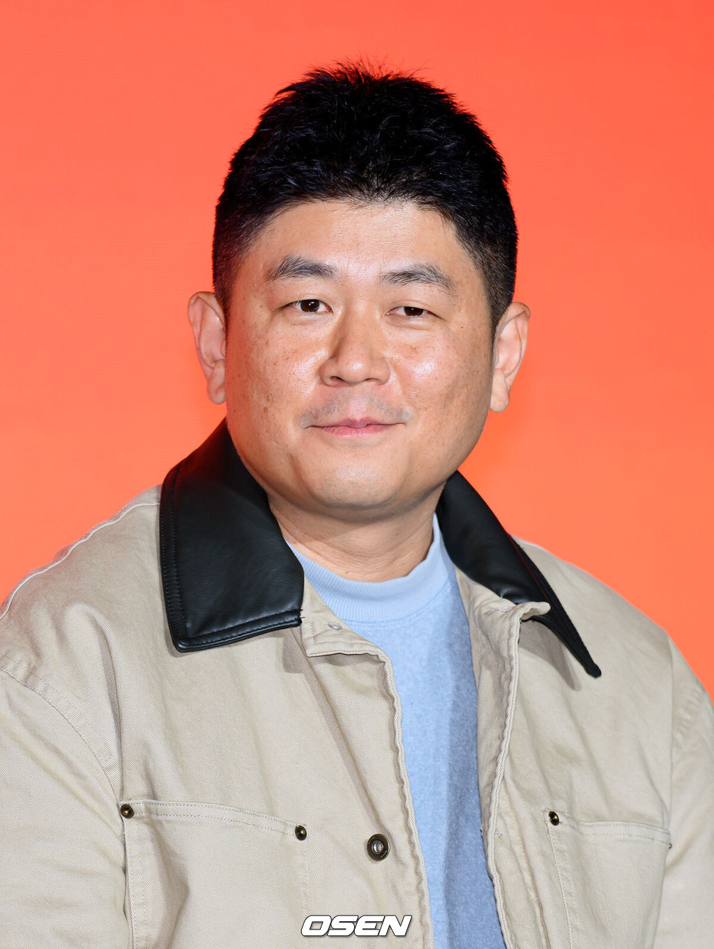 17일 오후 서울 광진구 풀만 앰버서더 서울 이스트폴에서 쿠팡플레이 X 지니 TV 오리지널 시리즈 'UDT: 우리 동네 특공대' 제작발표회가 열렸다.‘UDT: 우리 동네 특공대’는 나라를 지키기 위해서도 아니요, 지구평화엔 더더욱 관심 없는 오직 내 가족과 우리 동네를 위해 뭉친 예비역 특공대의 유쾌하고 짜릿한 이야기다.조웅 감독이 취재진 질문에 답을 하고 있다. 2025.11.17 /sunday@osen.co.kr