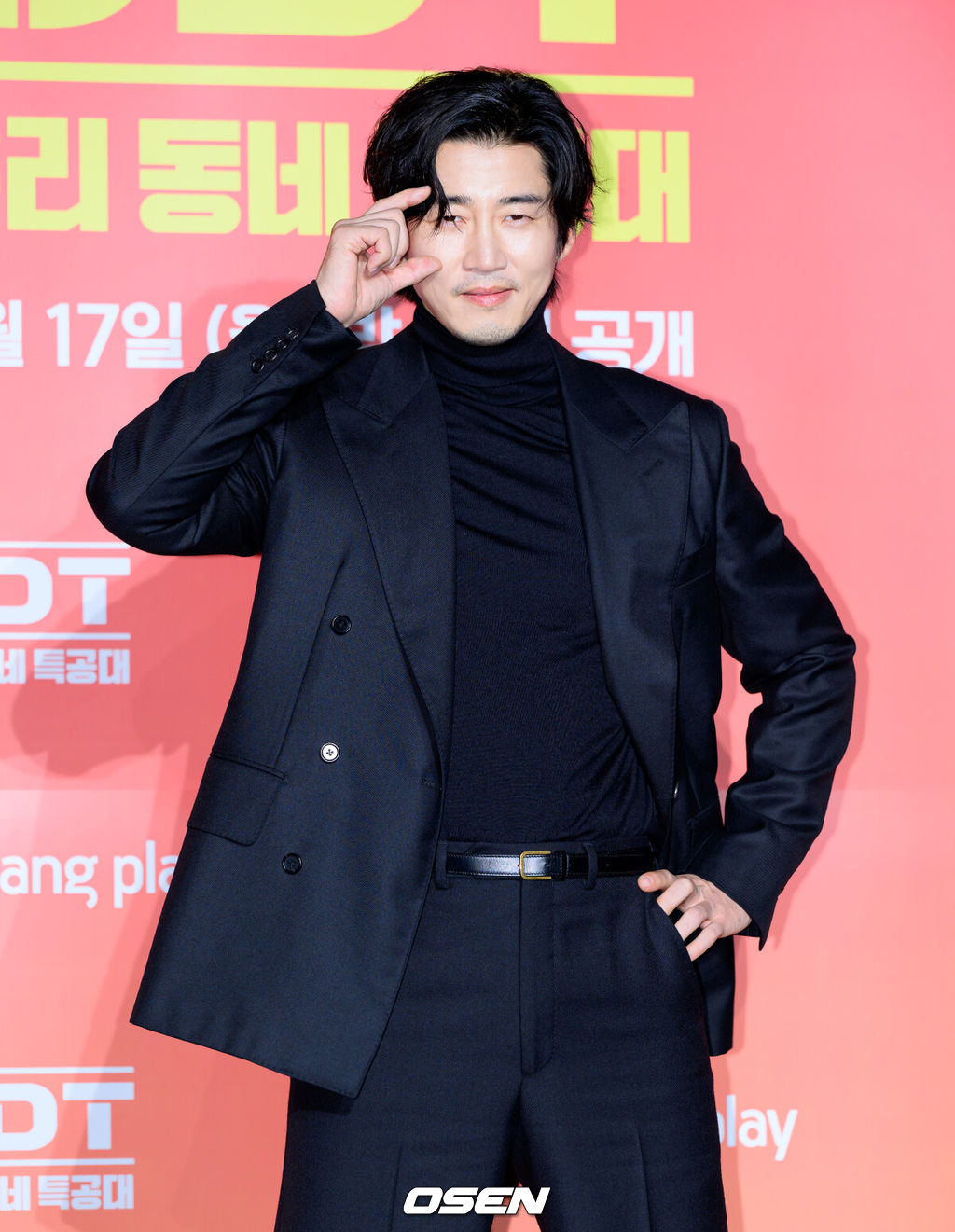 17일 오후 서울 광진구 풀만 앰버서더 서울 이스트폴에서 쿠팡플레이 X 지니 TV 오리지널 시리즈 'UDT: 우리 동네 특공대' 제작발표회가 열렸다.‘UDT: 우리 동네 특공대’는 나라를 지키기 위해서도 아니요, 지구평화엔 더더욱 관심 없는 오직 내 가족과 우리 동네를 위해 뭉친 예비역 특공대의 유쾌하고 짜릿한 이야기다.배우 윤계상이 포토타임을 가지고 있다. 2025.11.17 /sunday@osen.co.kr