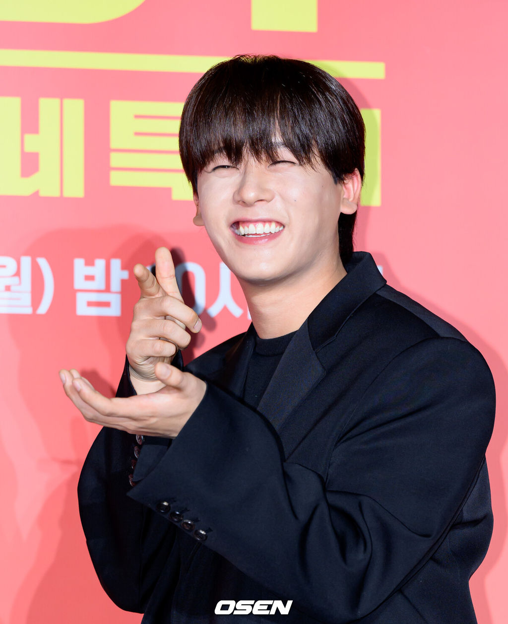 17일 오후 서울 광진구 풀만 앰버서더 서울 이스트폴에서 쿠팡플레이 X 지니 TV 오리지널 시리즈 'UDT: 우리 동네 특공대' 제작발표회가 열렸다.‘UDT: 우리 동네 특공대’는 나라를 지키기 위해서도 아니요, 지구평화엔 더더욱 관심 없는 오직 내 가족과 우리 동네를 위해 뭉친 예비역 특공대의 유쾌하고 짜릿한 이야기다.배우 이정하가 포토타임을 가지고 있다. 2025.11.17 /sunday@osen.co.kr