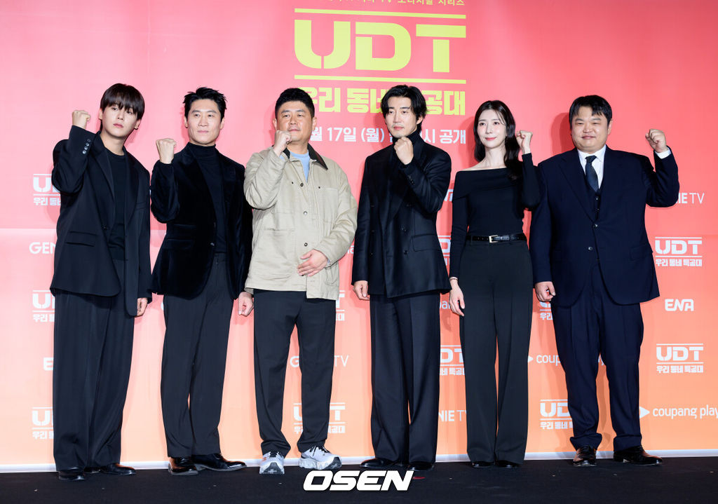 17일 오후 서울 광진구 풀만 앰버서더 서울 이스트폴에서 쿠팡플레이 X 지니 TV 오리지널 시리즈 'UDT: 우리 동네 특공대' 제작발표회가 열렸다.‘UDT: 우리 동네 특공대’는 나라를 지키기 위해서도 아니요, 지구평화엔 더더욱 관심 없는 오직 내 가족과 우리 동네를 위해 뭉친 예비역 특공대의 유쾌하고 짜릿한 이야기다.배우 이정하, 진선규, 조웅 감독, 윤계상, 김지현, 고규필이 포토타임을 가지고 있다. 2025.11.17 /sunday@osen.co.kr