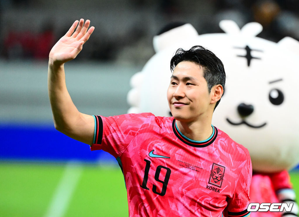한국 축구가 안방에서 '남미 강호' 파라과이를 물리치며 사상 최초의 2026 국제축구연맹(FIFA) 북중미 월드컵 포트 2 확보에 청신호를 켰다.한국 축구대표팀은 14일 오후 8시 서울월드컵경기장에서 열린 A매치 친선 경기에서 파라과이를 2-0으로 제압했다. 지난 10일 일본 원정에서 2-2로 비기고 온 파라과이는 한국에 덜미를 잡히며 10월 아시아 투어를 1무 1패로 마감하게 됐다.경기를 마치고 한국 이강인이 팬들에게 인사를 하고 있다. 2025.10.14. /jpnews@osen.co.kr