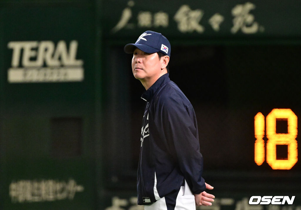 류지현 감독이 이끄는 대한민국 야구 대표팀이 14일 일본 도쿄돔에서 월드베이스볼클래식(WBC) 대비 한일 평가전을 앞두고 훈련을 가졌다. 한국 대표팀은 14일일 훈련을 하고 15일과 16일 일본과 두 차례 평가전을 치른다.류지현 감독이 훈련을 지켜보고 있다. 2025.11.14 /cej@osen.co.kr