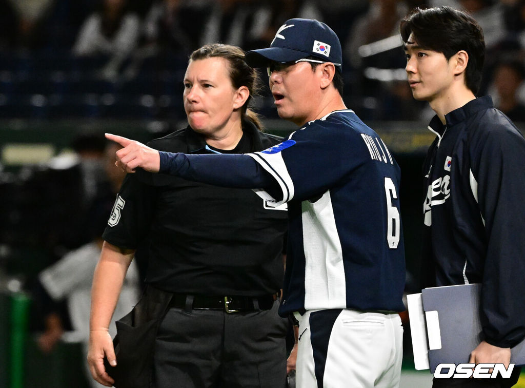한국 야구 대표팀이 한일전 첫 번째 경기에서 뼈아픈 역전패를 허용했다. 2023년 WBC(월드베이스볼클래식)에 이어서 또 한 번 마운드의 차이를 여실히 느꼈다.한국은 15일 일본 도쿄도 도쿄돔에서 열린 ‘2025 NAVER K-BASEBALL SERIES’ 일본과의 1차전에서 4-11 역전패를 당했다. 이날 패배로 한국은 성인 대표팀 경기에서 2015년 프리미어12 준결승 4-3 승리 이후 일본에 10연패(아시안게임 제외)를 당하고 말았다.5회말 무사에서 일본 노무라가 천장을 맞고 2루타로 출루했다가 파울로 번복됐다. 대한민국 류지현 감독이 원심 2루타 판정에 항의하고 있다. 2025.11.15 /cej@osen.co.kr