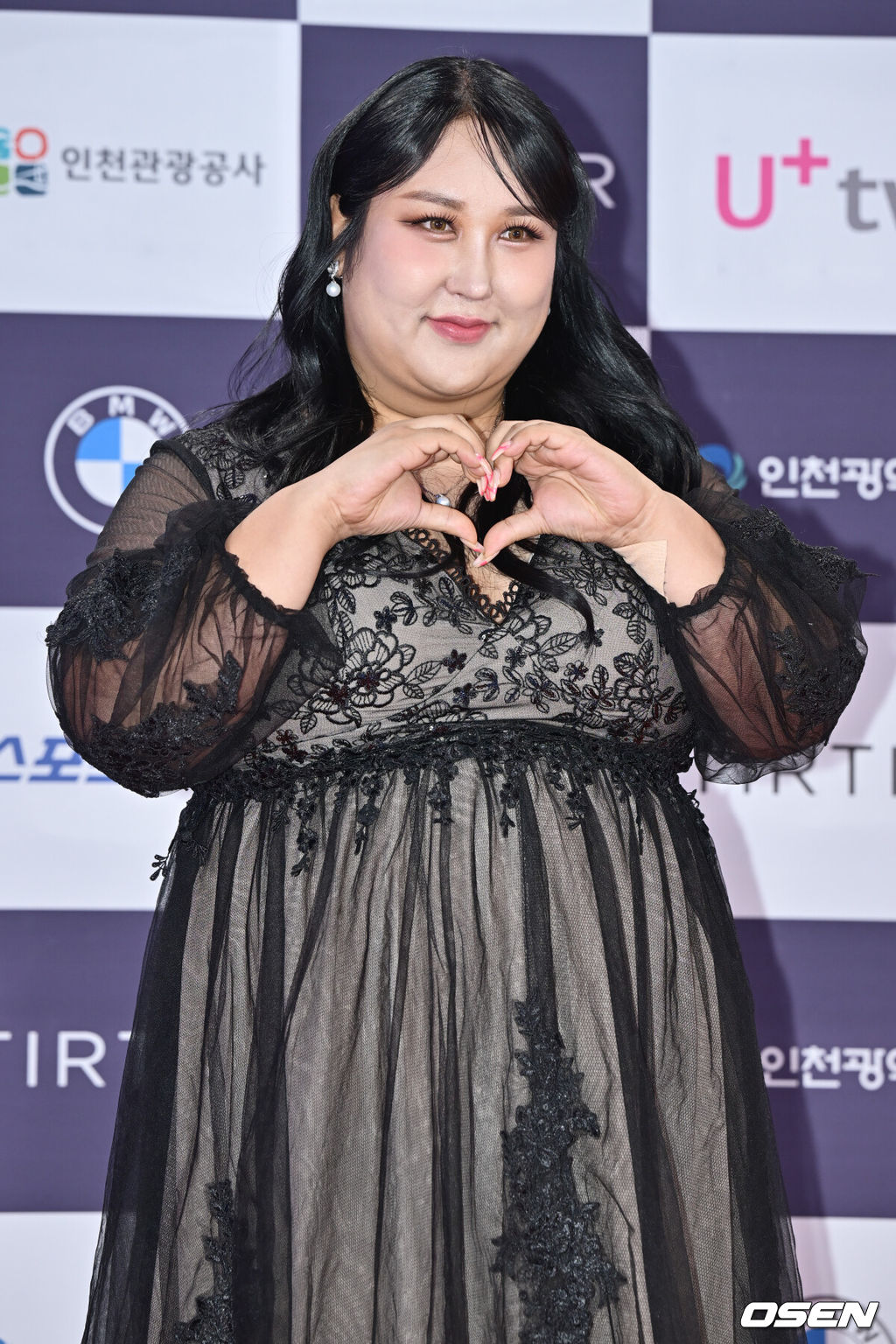 제3회 청룡시리즈어워즈 레드카펫 및 포토월 행사가 19일 인천 파라다이스시티에서 열렸다.청룡시리즈어워즈는 2022년 대한민국 최초로 시도된 오리지널 스트리밍 시리즈를 대상으로 하는 시상식이다. 사회는 전현무와 임윤아로 3년 연속 호흡을 맞춘다.방송인 풍자가 포즈를 취하고 있다. 2024.07.19 /cej@osen.co.kr