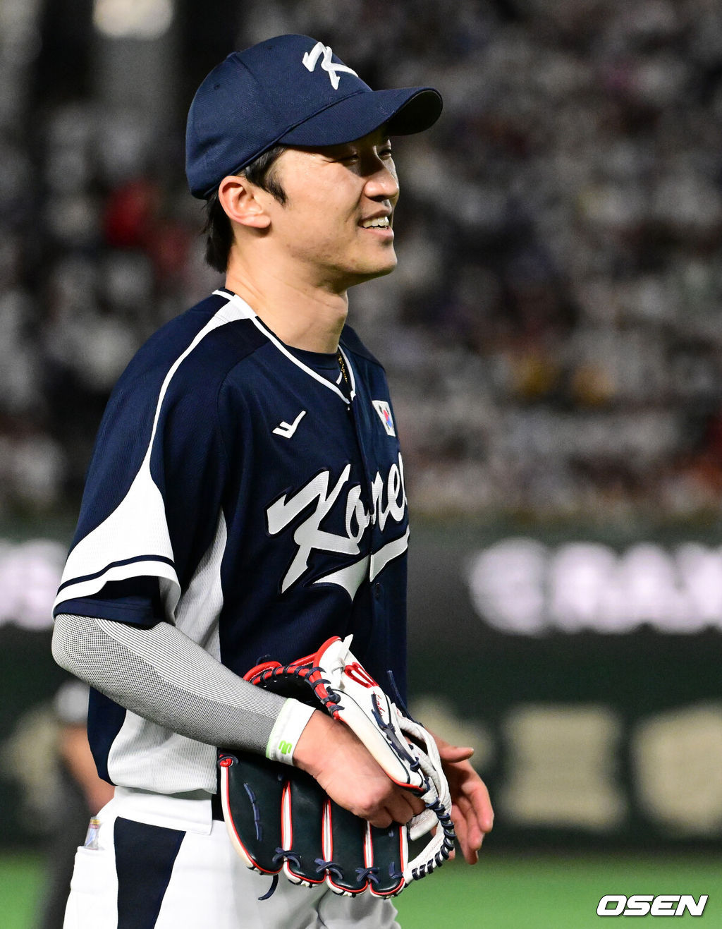 15일 일본 도쿄돔에서 ‘2025 NAVER K-BASEBALL SERIES’ 대한민국과 일본의 1차전 경기가 열렸다.한국은 곽빈, 일본은 소타니 류헤이를 선발투수로 내세웠다.3회말 수비를 마치고 대한민국 박해민이 미소 지으며 더그아웃으로 향하 있다. 2025.11.15. /cej@osen.co.kr