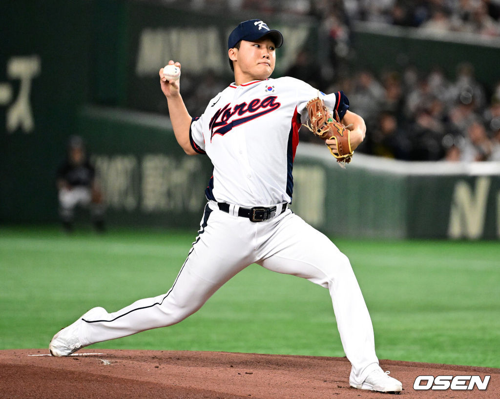 16일 오후 일본 도쿄돔에서  ‘2025 NAVER K-BASEBALL SERIES’ 대한민국과 일본의 2차전 경기가 열렸다.한국은 정우주, 일본은 카네마루 유메토를 선발투수로 내세웠다.1회초 무사에서 대한민국 선발투수 정우주가 역투하고 있다. 2025.11.16 /cej@osen.co.kr