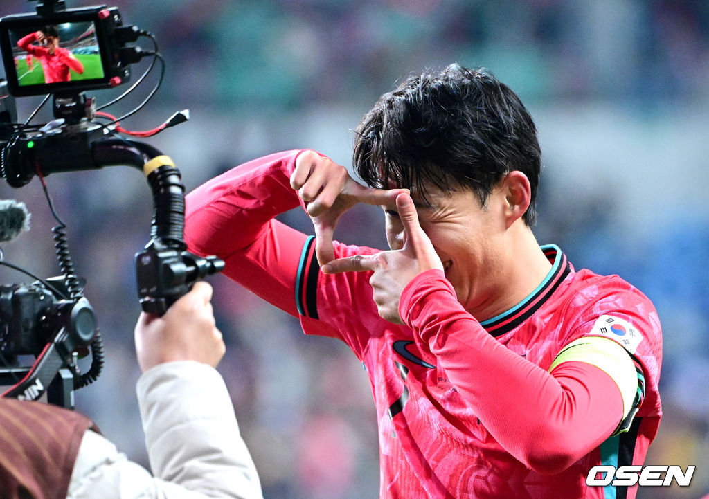 1년 8개월 만에 대표팀으로 돌아온 조규성이 골맛을 봤다. 손흥민도 프리킥 득점으로 한국을 승리로 이끌었다.홍명보 감독이 이끄는 한국축구대표팀(FIFA 랭킹 22위)은 14일 대전월드컵경기장에서 볼리비아(76위)와 11월 A매치 1차전을 치러 2-0으로 승리했다. 후반 한국 손흥민이 프리킥 선제골을 작렬시킨 뒤 세리머니를 펼치고 있다. 2025.11.14 / dreamer@osen.co.kr