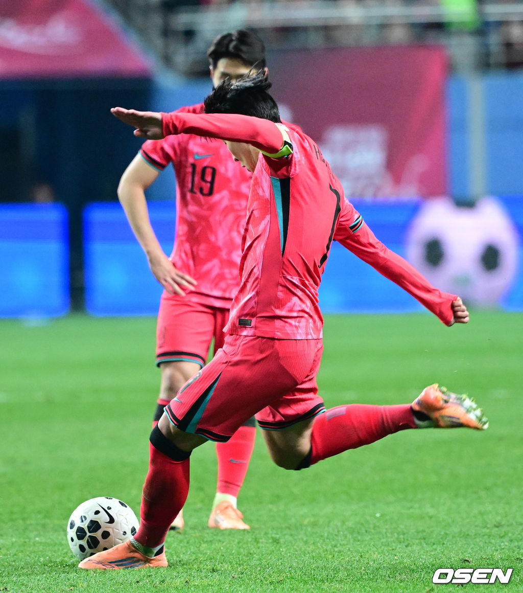 1년 8개월 만에 대표팀으로 돌아온 조규성이 골맛을 봤다. 손흥민도 프리킥 득점으로 한국을 승리로 이끌었다.홍명보 감독이 이끄는 한국축구대표팀(FIFA 랭킹 22위)은 14일 대전월드컵경기장에서 볼리비아(76위)와 11월 A매치 1차전을 치러 2-0으로 승리했다. 후반 한국 손흥민이 프리킥 선제골을 작렬시키고 있다. 2025.11.14 / dreamer@osen.co.kr