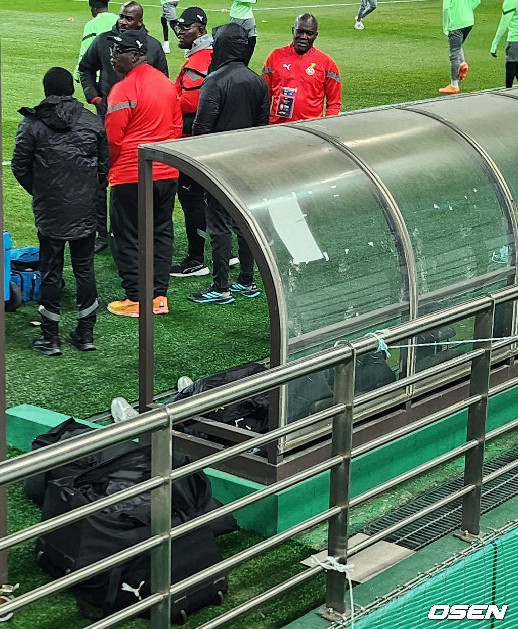 홀로 벤치에 깊숙이 앉아 훈련에 참가하지 않은 로렌스 아티지기.