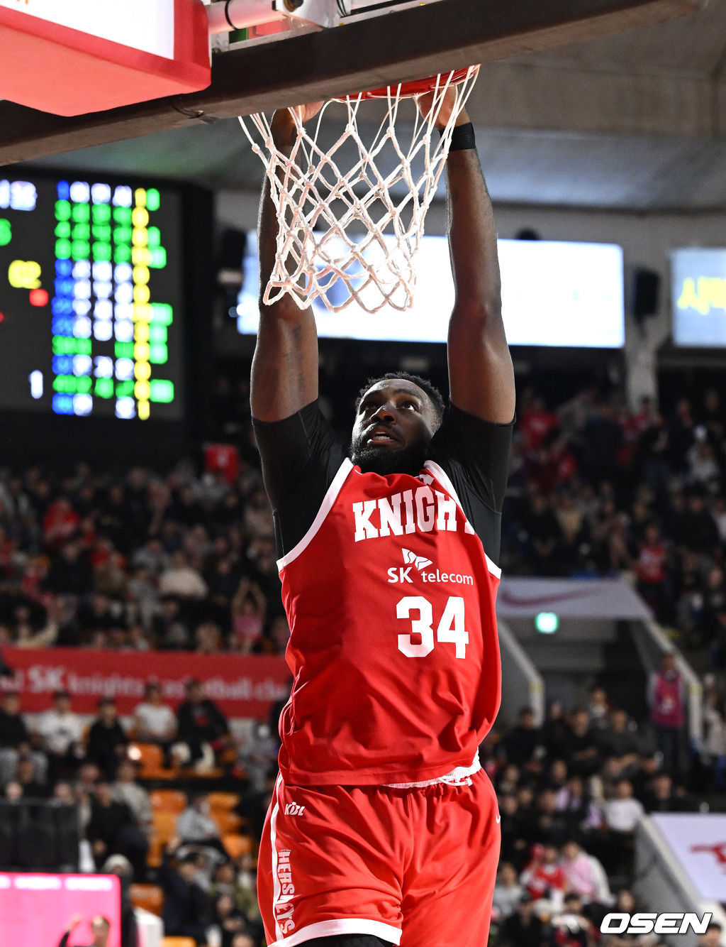 17일 오후 서울 잠실학생체육관에서 2025~2026 LG전자 프로농구 서울 SK와 수원 KT의 경기가 열렸다.최근 5경기에서 1승에 그친 KT는 패하면 SK에 공동 5위를 허용한다. SK는 개막 2연승 후 1승 6패로 하위권으로 추락했지만, 2라운드에서 4승 2패를 기록하며 중위권 싸움에 가세했다.4쿼터 SK 워니가 덩크슛을 성공시키고 있다. 2025.11.17 /sunday@osen.co.kr