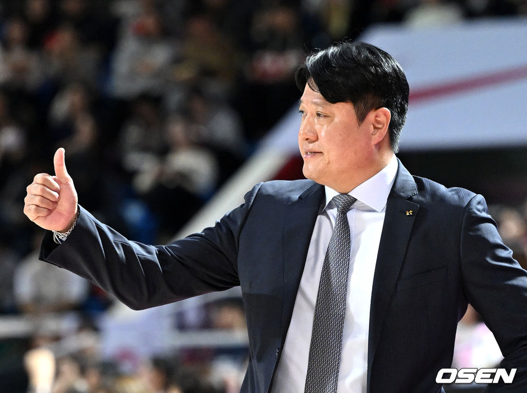 17일 오후 서울 잠실학생체육관에서 2025~2026 LG전자 프로농구 서울 SK와 수원 KT의 경기가 열렸다.최근 5경기에서 1승에 그친 KT는 패하면 SK에 공동 5위를 허용한다. SK는 개막 2연승 후 1승 6패로 하위권으로 추락했지만, 2라운드에서 4승 2패를 기록하며 중위권 싸움에 가세했다.2쿼터 KT 문경은 감독이 선수들에게 엄지를 들어 올리고 있다. 2025.11.17 /sunday@osen.co.kr
