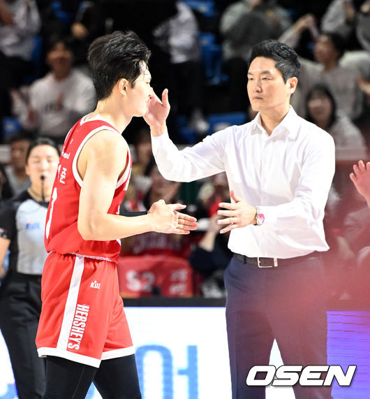 [OSEN=잠실학생체, 이대선 기자] 17일 오후 서울 잠실학생체육관에서 2025~2026 LG전자 프로농구 서울 SK와 수원 KT의 경기가 열렸다.최근 5경기에서 1승에 그친 KT는 패하면 SK에 공동 5위를 허용한다. SK는 개막 2연승 후 1승 6패로 하위권으로 추락했지만, 2라운드에서 4승 2패를 기록하며 중위권 싸움에 가세했다.4쿼터 SK 안영준이 3점슛을 성공시키고 전희철 감독과 하이파이브를 하고 있다. 2025.11.17 /sunday@osen.co.kr