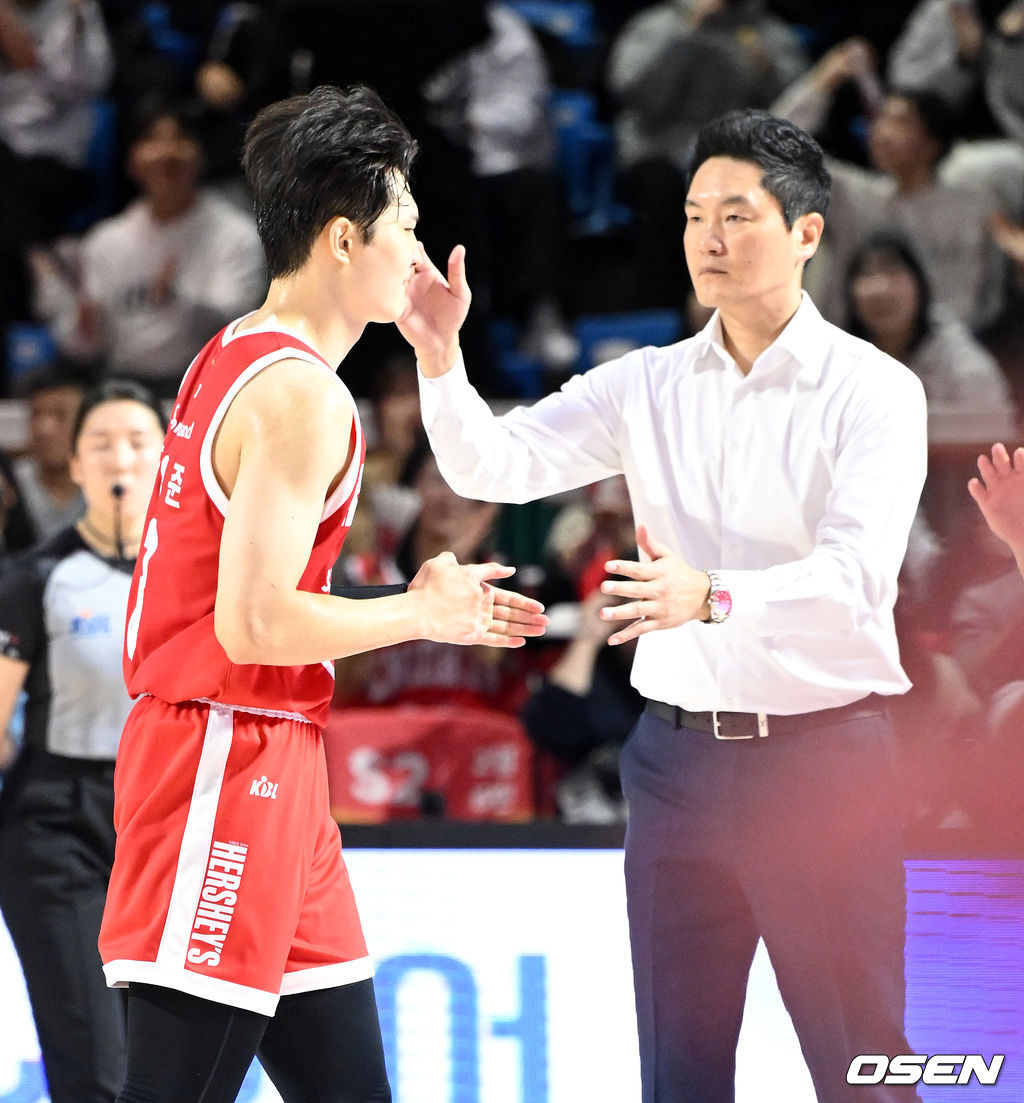 17일 오후 서울 잠실학생체육관에서 2025~2026 LG전자 프로농구 서울 SK와 수원 KT의 경기가 열렸다.최근 5경기에서 1승에 그친 KT는 패하면 SK에 공동 5위를 허용한다. SK는 개막 2연승 후 1승 6패로 하위권으로 추락했지만, 2라운드에서 4승 2패를 기록하며 중위권 싸움에 가세했다.4쿼터 SK 안영준이 3점슛을 성공시키고 전희철 감독과 하이파이브를 하고 있다. 2025.11.17 /sunday@osen.co.kr