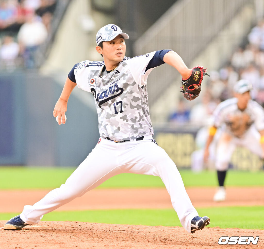 7일 오후 서울 잠실구장에서 ‘2025 신한 SOL BANK KBO리그’ 두산 베어스와 롯데 자이언츠의 경기가 진행됐다. 이날 두산은 최승용을 롯데는 이민석을 선발투수로 내세웠다. 이날 올해 1군 첫 등판한 두산 홍건희 투수가 7회 역투하고 있다.  2025.06.07 / soul1014@osen.co.kr