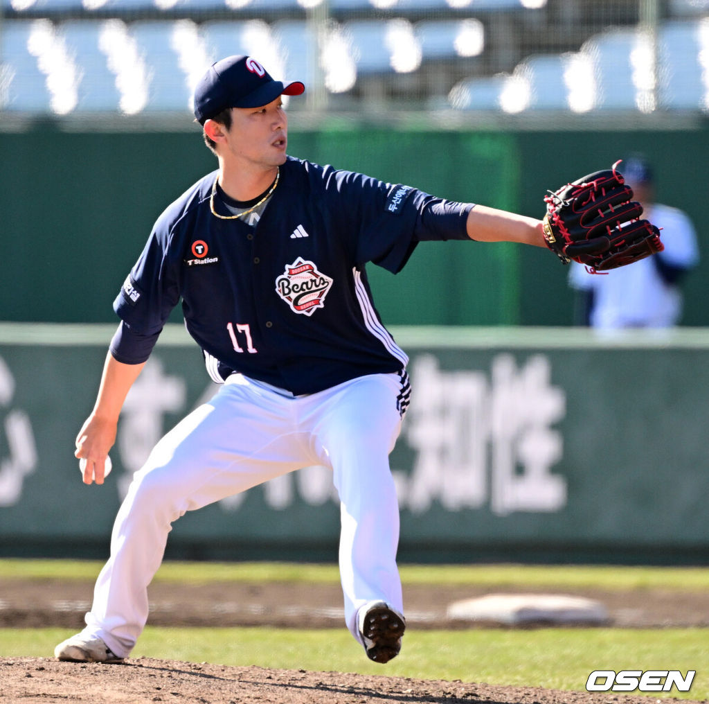 두산 베어스가 26일 일본 미야자키 산마린 스타디움에서 일본프로야구 세이부 라이온스와의 구춘대회 첫 경기를 가졌다. 7회말 두산 홍건희가 마운드에 올라 역투하고 있다. 2025.02.26 /jpnews@osen.co.kr
