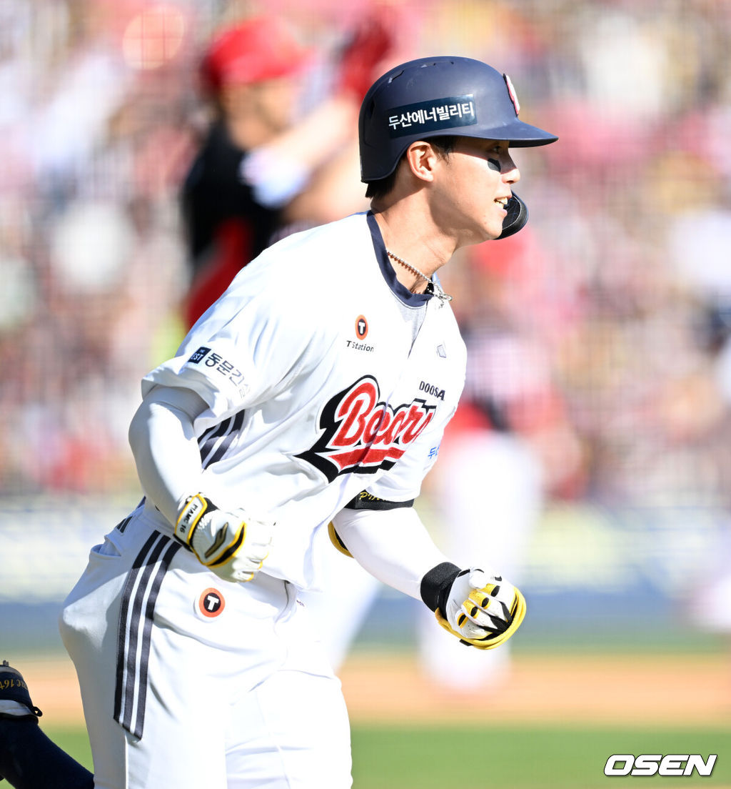 20일 오후 서울 잠실야구장에서 2025 신한 SOL Bank KBO리그 두산 베어스와 KIA  타이거즈의 경기가 열렸다.두산은 잭로그, KIA는 네일을 선발 투수로 내세웠다.6회말 2사 2,3루에서 두산 박준영이 우전 2타점 적시타를 치고 환호하고 있다. 2025.04.20 /sunday@osen.co.kr