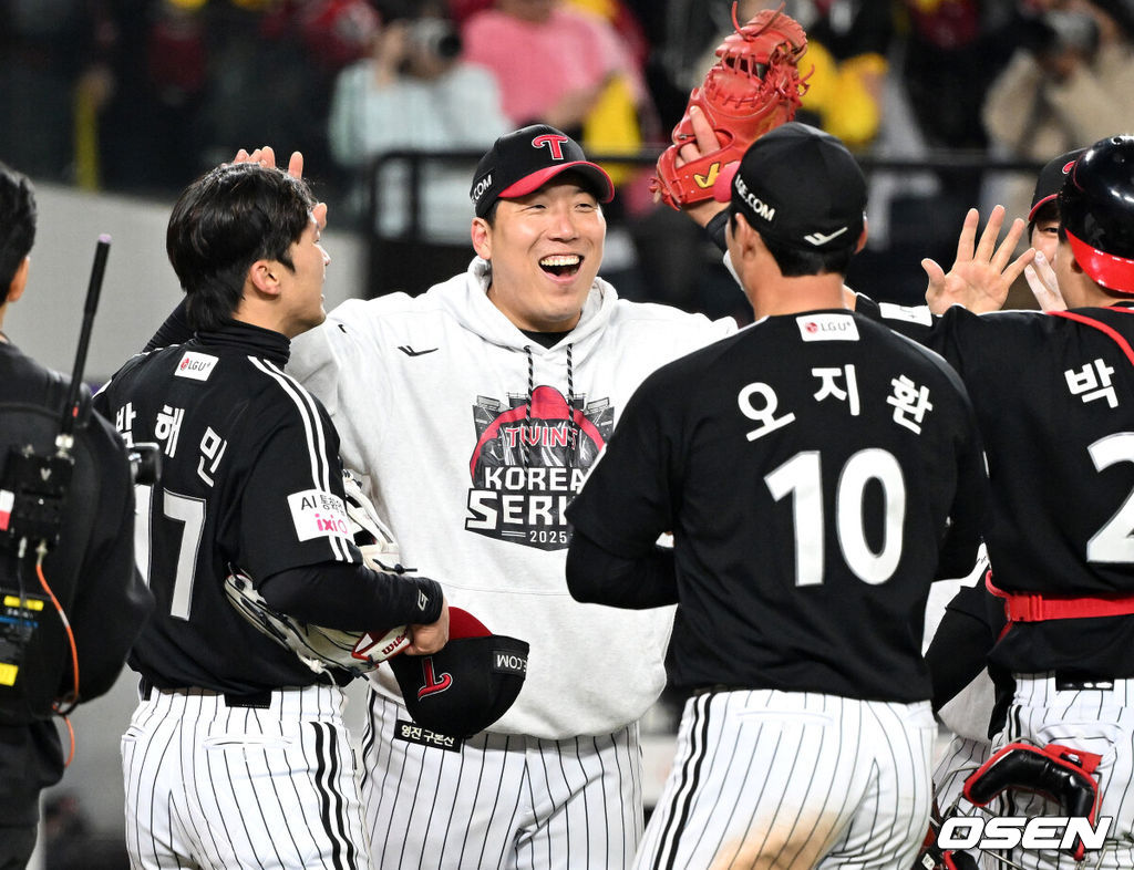 프로야구 LG 트윈스가 9회에만 6점을 올리는 극적인 역전승을 거두고 한국시리즈 승기를 잡았다. LG는 30일 대전 한화생명볼파크에서 열린 2025 신한 SOL뱅크 KBO 한국시리즈 4차전 한화 이글스와의 경기에서 7-4로 승리했다. 이날 승리로 LG는 시리즈 전적 3승 1패를 선점했다. 한국시리즈 우승까지는 단 1승이 남았다. 경기 종료 후 LG 김현수가 동료들과 승리의 기쁨을 나누고 있다. 2025.10.30 /sunday@osen.co.kr