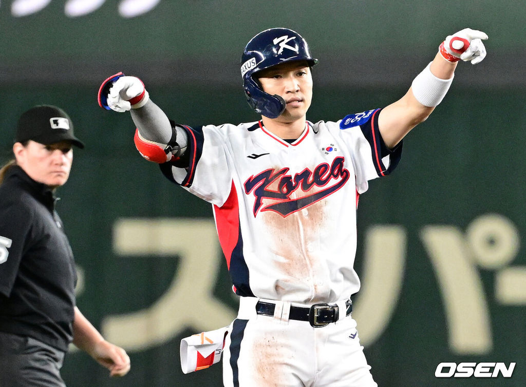 16일 오후 일본 도쿄돔에서  ‘2025 NAVER K-BASEBALL SERIES’ 대한민국과 일본의 2차전 경기가 열렸다.한국은 정우주, 일본은 카네마루 유메토를 선발투수로 내세웠다.7회말 2사 1,2루에서 대한민국 박해민이 중전안타 때 홈으로 쇄도한 2루주자 문현빈이 아웃되자 비디오 판독을 요청하고 있다. 2025.11.16 /cej@osen.co.kr