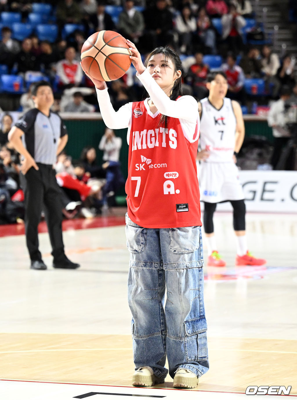 자유투 라인에서 시투하는 피프티피프티 아테나