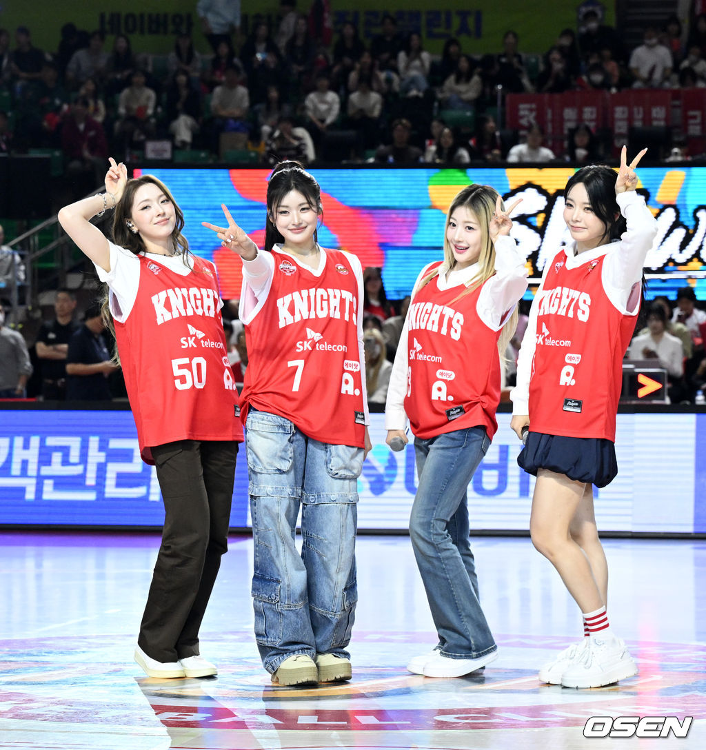 하프타임 공연으로 코트 달군 피프티피프티