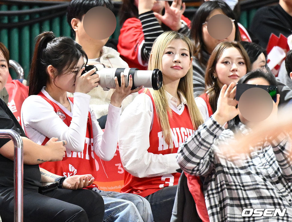 선수들 카메라에 담는 모습까지