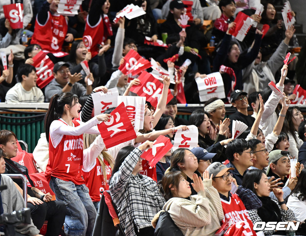 홈팬들과 함께 자유투 방해 응원까지~ 이쯤되면 '승요'아닌 '승리의 여신'