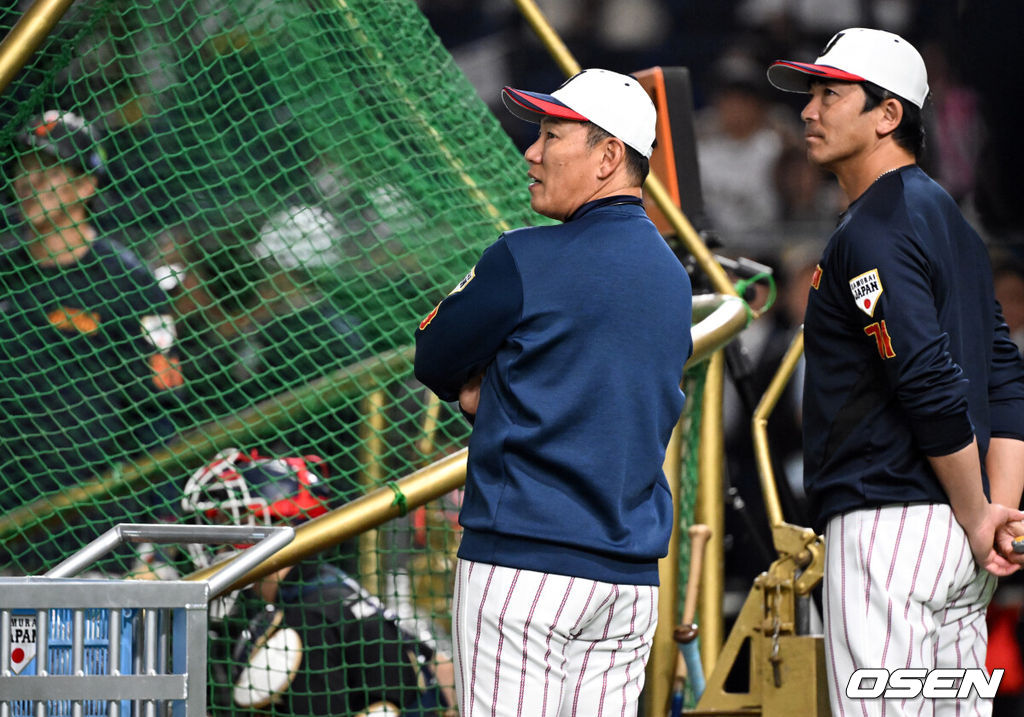 15일 일본 도쿄돔에서 ‘2025 NAVER K-BASEBALL SERIES’ 대한민국과 일본의 1차전 경기가 열린다.한국은 곽빈, 일본은 소타니 류헤이를 선발투수로 내세웠다.경기를 앞두고 일본 대표팀 이바타 히로카즈 감독(왼쪽)이 훈련을 지켜보고 있다. 2025.11.15. /cej@osen.co.kr