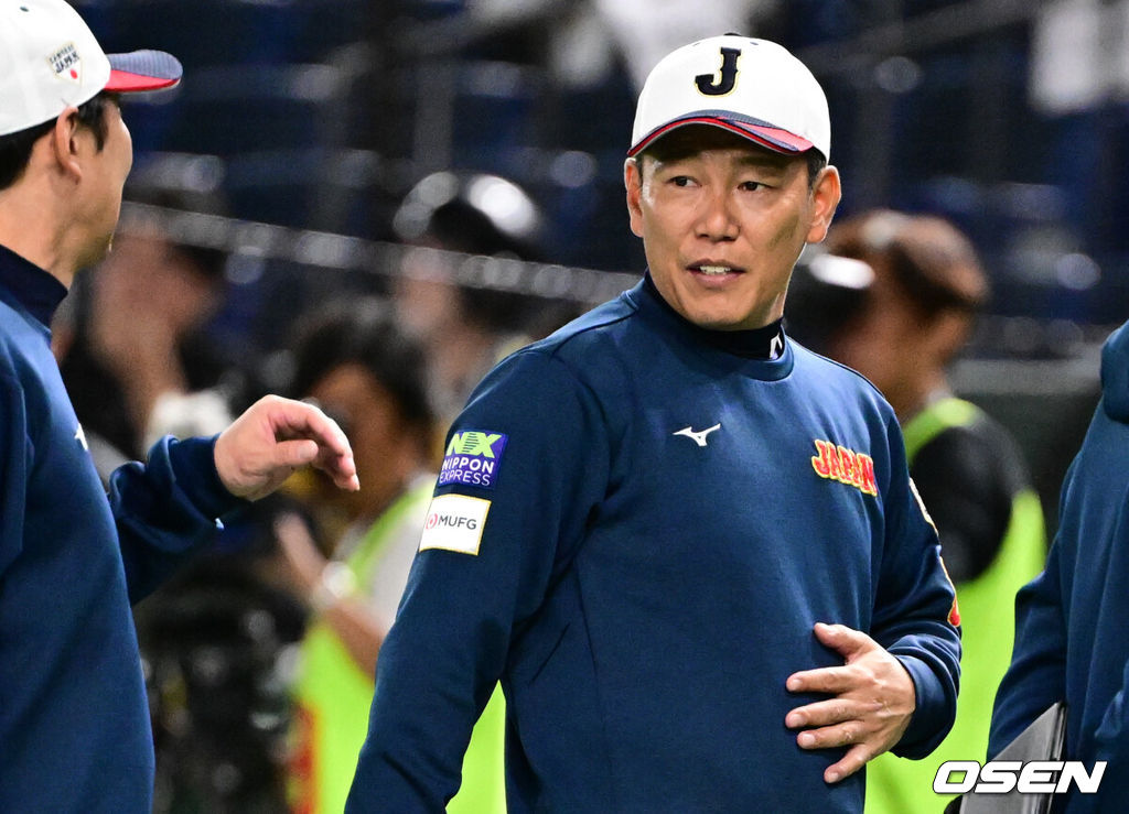 15일 일본 도쿄돔에서 ‘2025 NAVER K-BASEBALL SERIES’ 대한민국과 일본의 1차전 경기가 열린다.한국은 곽빈, 일본은 소타니 류헤이를 선발투수로 내세웠다.경기를 앞두고 일본 대표팀 이바타 히로카즈 감독이 코치진과 대화를 나누고 있다. 2025.11.15. /cej@osen.co.kr