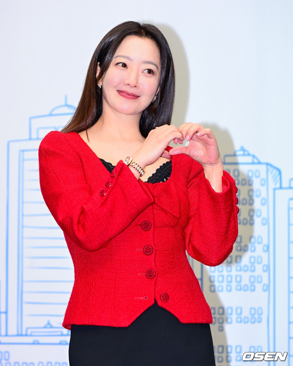 10일 오후 서울 상암 스탠포드호텔에서 TV CHOSUN 새 월화미니시리즈 ‘다음생은 없으니까’ 제작발표회가 열렸다.‘다음생은 없으니까’(연출 김정민/극본 신이원/제작 티엠이그룹, 퍼스트맨스튜디오, 메가폰)는 매일 같은 하루, 육아 전쟁과 쳇바퀴 같은 직장생활에 지쳐가는, 마흔 하나 세 친구의 더 나은 ‘완생’을 위한 좌충우돌 코믹 성장기다.배우 김희선이 포즈를 취하고 있다. 2025.11.10 /jpnews@osen.co.kr