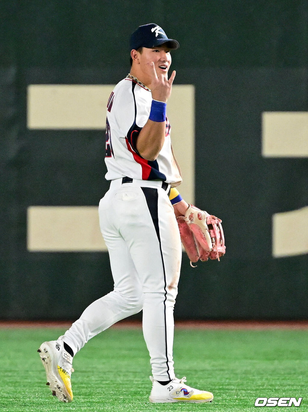 16일 오후 일본 도쿄돔에서  ‘2025 NAVER K-BASEBALL SERIES’ 대한민국과 일본의 2차전 경기가 열렸다.한국은 정우주, 일본은 카네마루 유메토를 선발투수로 내세웠다.7회초 1사에서 대한민국 안현민이 일본 니시카와 미쇼를 외야플라이로 처리하고 사인을 보내고 있다. 2025.11.16 /cej@osen.co.kr