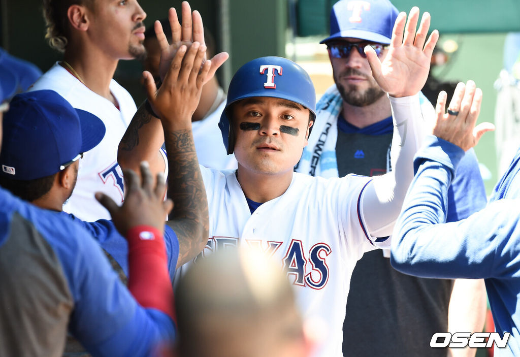 9일(한국시간) 미국 텍사스주 알링턴 글로브라이프파크에서 ‘2019 메이저리그(MLB)’ 텍사스 레인저스와 오클랜드 애슬레틱스의 더블헤더 1차전이 펼쳐졌다.이날 경기에서 추신수가 3경기 만에 더블헤더 1차전에 1번-지명타자로 선발 라인업에 이름을 올렸다. 추신수는 지난 6일 볼티모어전에서 연장 12회 손 부분에 사구를 맞았다. 병원 검사 결과 이상은 없었지만, 통증이 남아 있어서 두 경기 연속 결장했다.4회말 볼넷 출루 뒤 득점을 올린 추신수가 동료들과 하이파이브을 하고 있다. /  soul1014@osen.co.kr